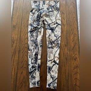 Loyalty V3 “Everson Seamless” Scrunch Leggings in Cherry Blossom Woodland Camo